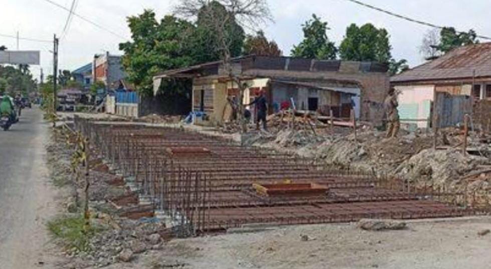 Diduga Tanpa Izin, Proyek Ini Menutup Aliran Sungai Program Bebas Banjir Kota Pekanbaru Terancam Kandas